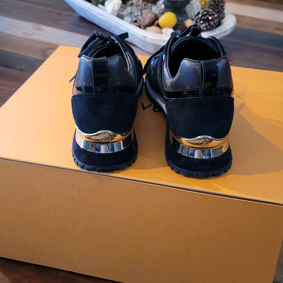 Authentic Louis Vuitton Women's Run Away Sneaker. Size 39. - Picture 12 of 13